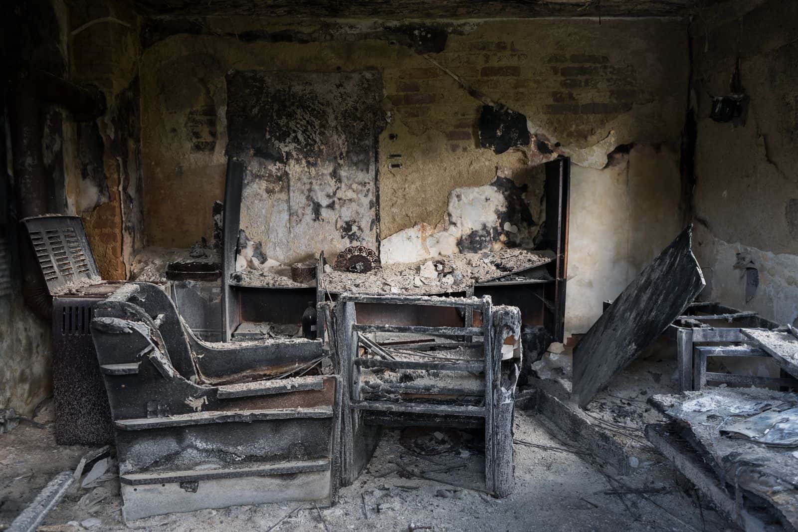 Living room with smoke and soot damage